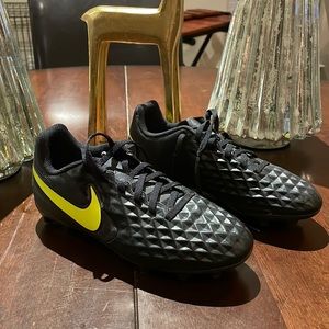 Nike Boys Youth soccer cleats! Size 4 youth